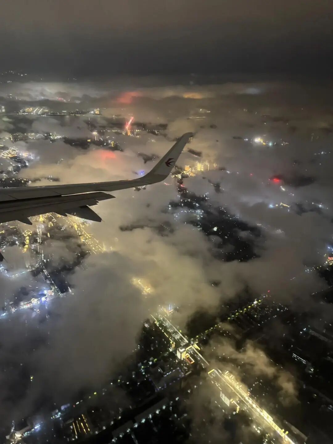 一飞南昌航班经厦门备降、南昌上空盘旋后降落，乘客：感谢机长带我平安回家