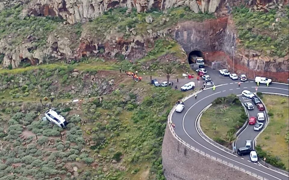 西班牙旅游大巴坠崖致1死27伤，司机曾报警称“刹车失灵”