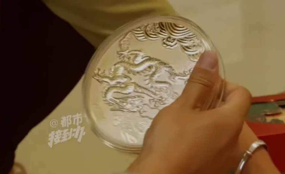 丈夫突发脑出血,妻子意外发现200多枚金币！当场急疯：“第一次知道，这日子没法过…”