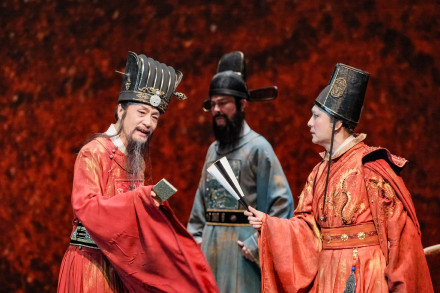 16年后北京人艺再赴香江 冯远征工作坊上光脚示范 16年后北京人艺再赴香江 冯远征工作坊上光脚示范