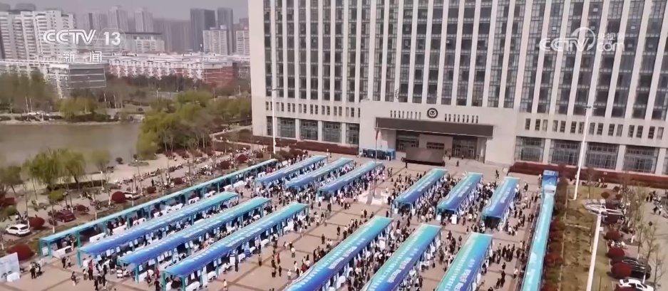 高校春招攻坚进行时 这些行业成为成揽才“主引擎” 高校春招攻坚进行时 这些行业成为成揽才“主引擎”