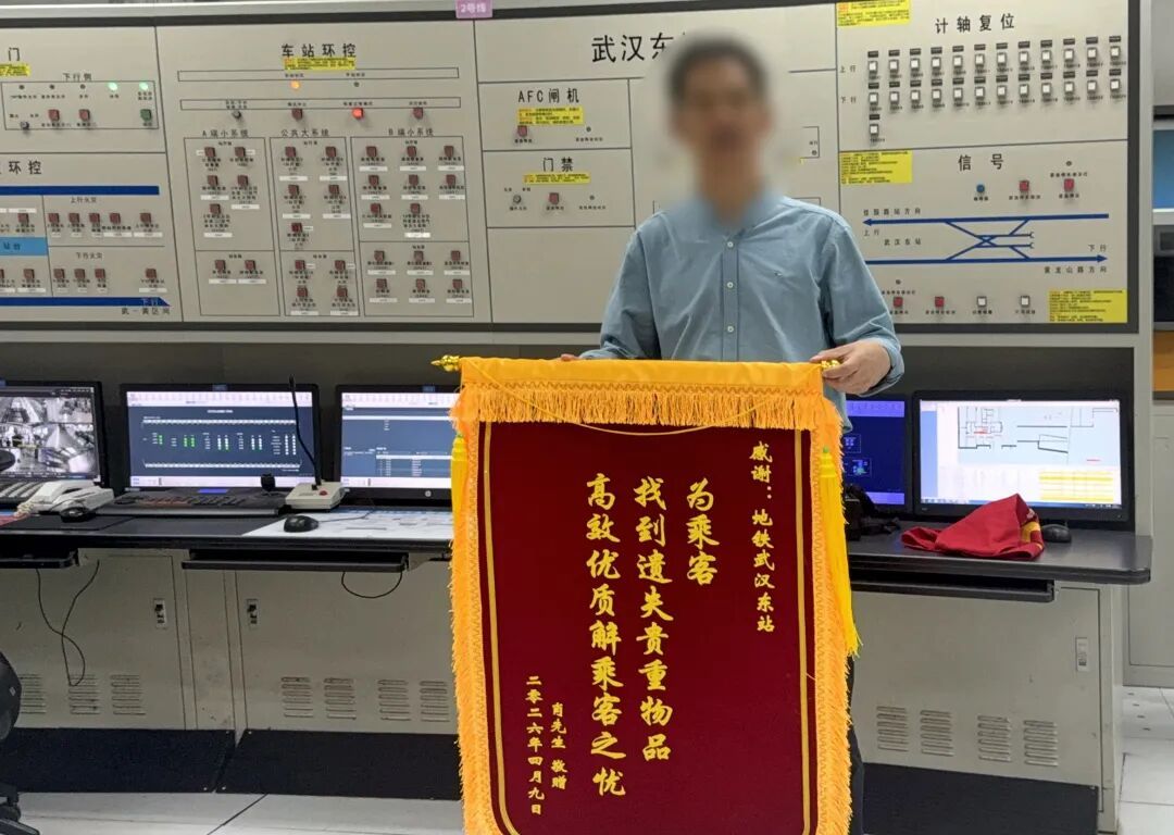 慌了神！事发武汉地铁2号线，5万元现金坐车“跑”了，男子急忙叫人，现场画面传来