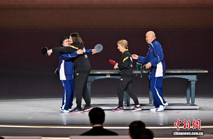 中美“乒乓外交”亲历者北京故地同台挥拍 中美“乒乓外交”亲历者北京故地同台挥拍