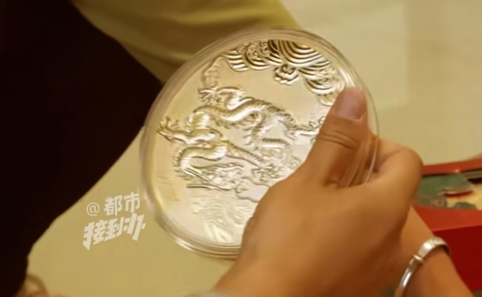 大叔突发脑出血，床下翻出200多枚 “金币”，老伴一看当场崩溃：没法过了……