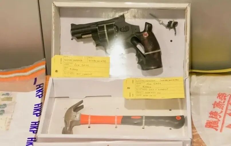 香港一男子持气枪抢银行，抢走35000港元后骑自行车逃走，警方于案发后一个半小时内截停涉案男子