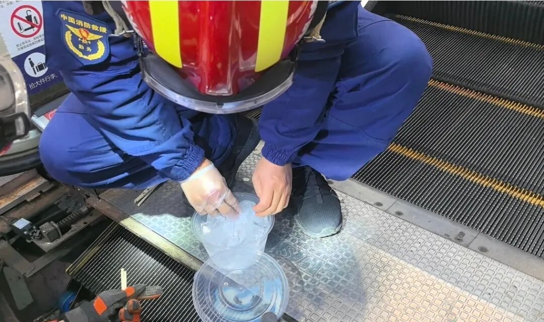 自动扶梯无故骤停，多人险摔倒，男子恶行被监控拍下！别拿生命开玩笑