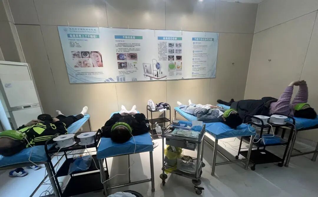 “部门一小半人都在用人工泪液”,干眼症“缠上”职场年轻人? “部门一小半人都在用人工泪液”,干眼症“缠上”职场年轻人?