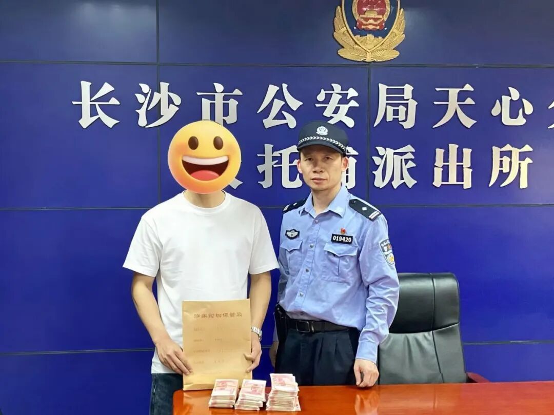 她刚捡起地上的塑料袋，就被抓获！