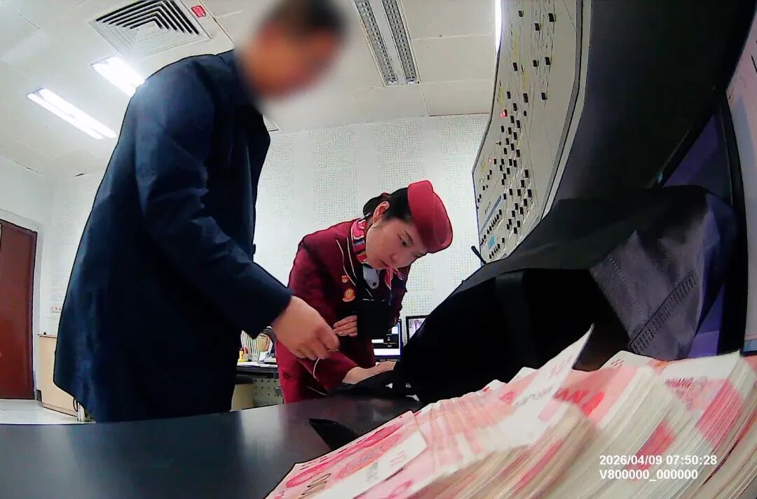 慌了神！事发武汉地铁2号线，5万元现金坐车“跑”了，男子急忙叫人，现场画面传来