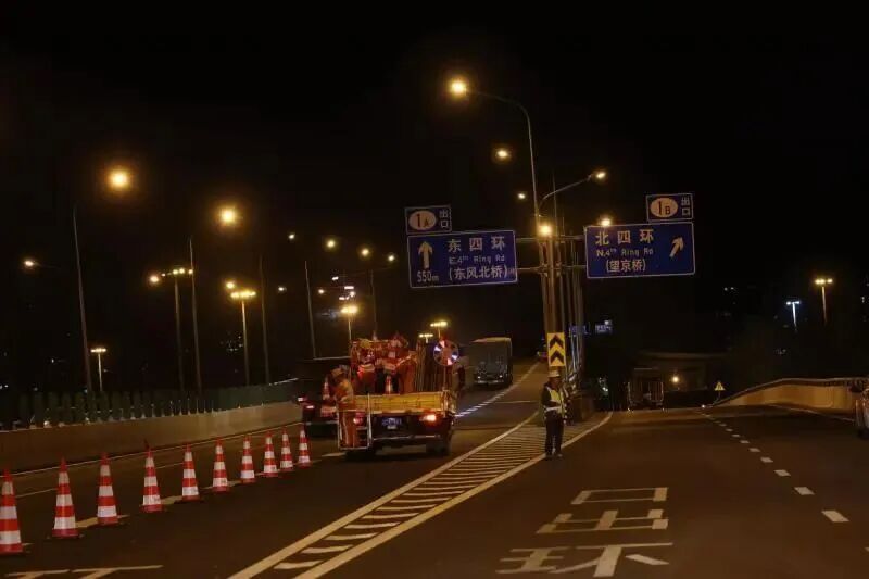 深夜直击现场：北京四元桥两条匝道今起封闭，48小时内完成翻建，注意绕行