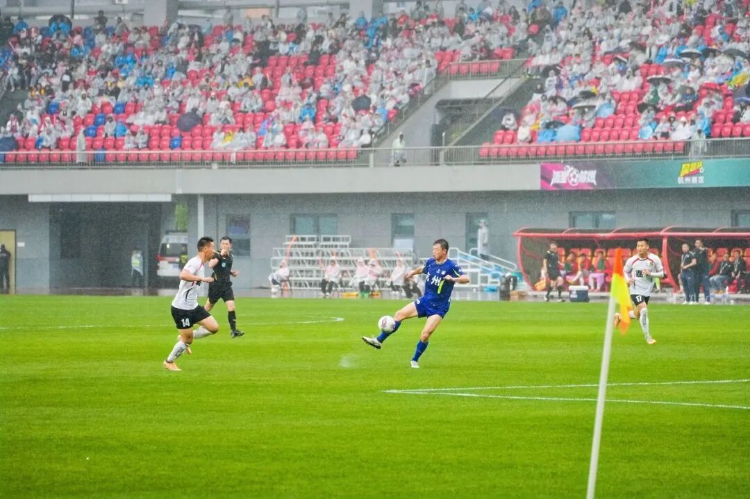 孙杨雨中开球，杭州队2：0拿下吴越杯首胜