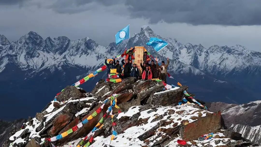 独腿男子拄拐攀7座雪山！曾欠债百万，用徒步登山疗愈自卑和怀疑