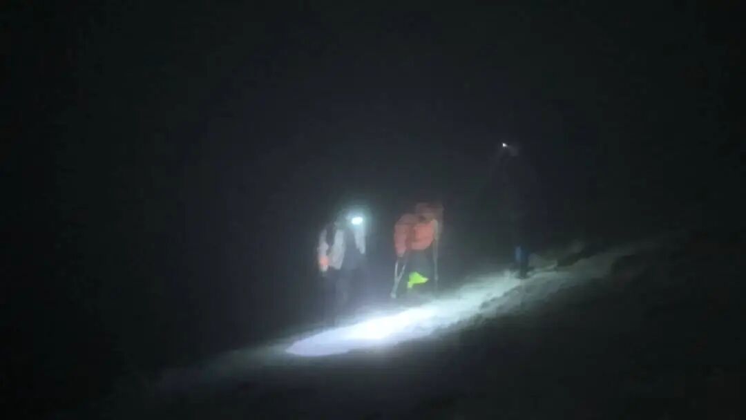 独腿男子拄拐攀7座雪山！曾欠债百万，用徒步登山疗愈自卑和怀疑