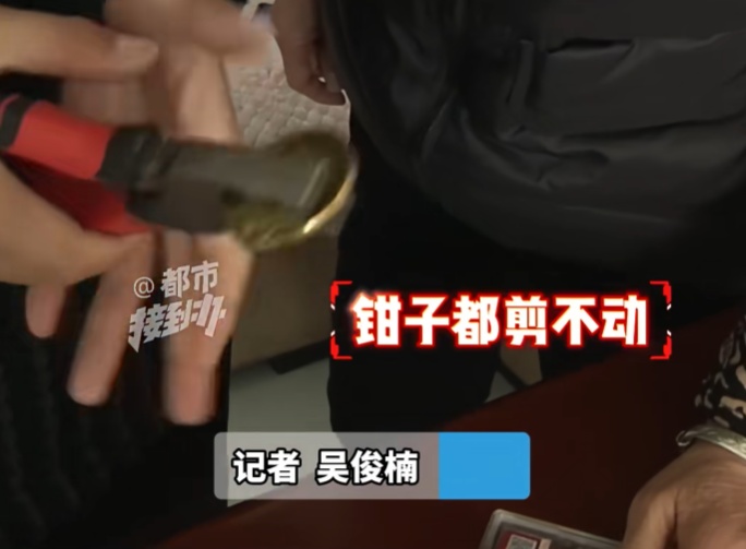 大叔突发脑出血，床下翻出200多枚 “金币”，老伴一看当场崩溃：没法过了……