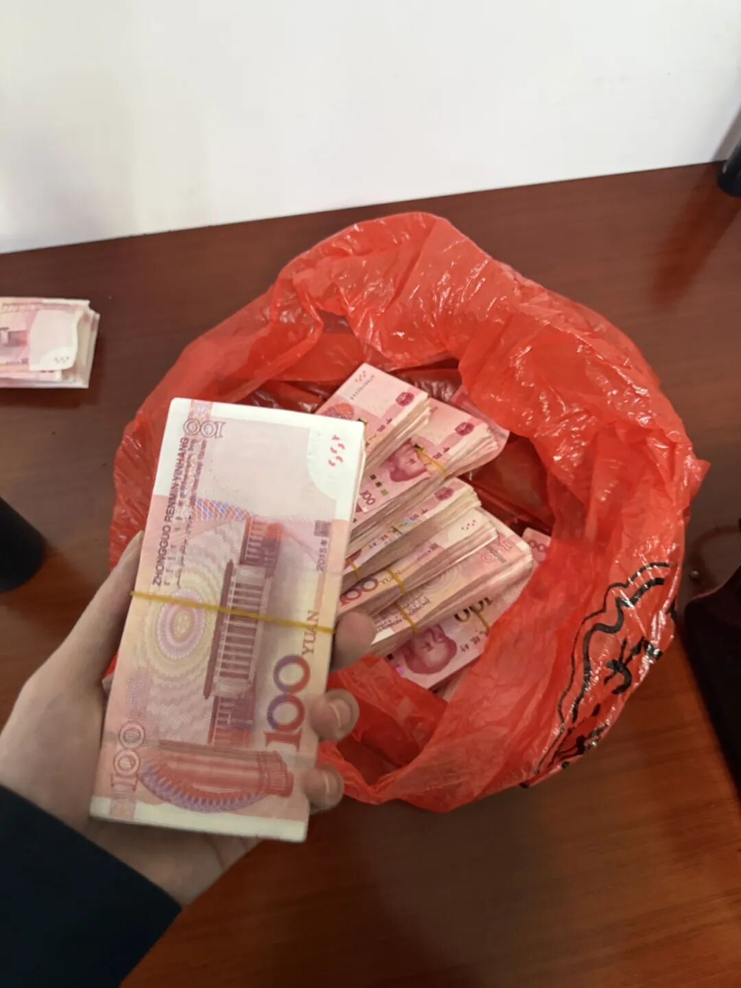 她刚捡起地上的塑料袋，就被抓获！