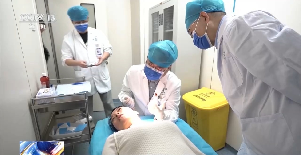 徒手夺刀制止行凶 王妙丽被授予一级英模