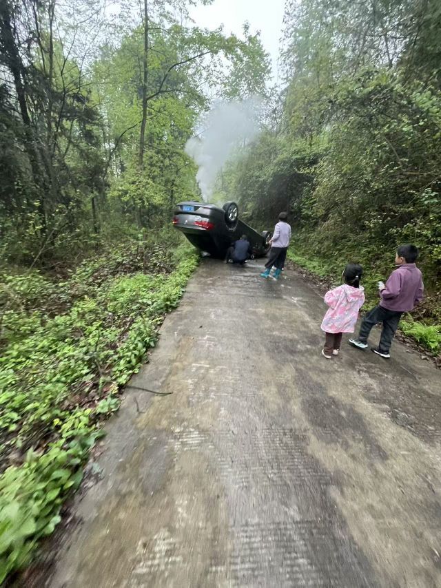 司机操作失误一车辆“四脚朝天”6人被困，邵阳一对夫妻和路人冷静施救