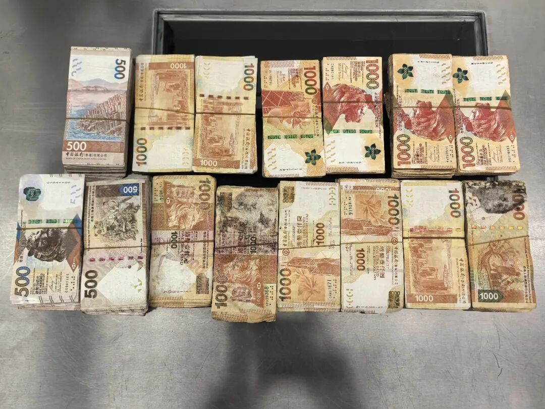 男子用透明文件夹装了147.4万港元出境，被深圳海关拦截