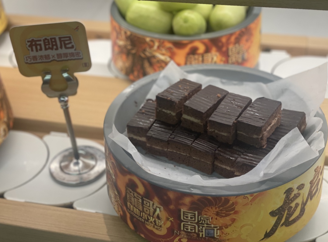 排队100多桌！武汉多个商圈出现，老板很听劝，直播教“怎样吃回本”