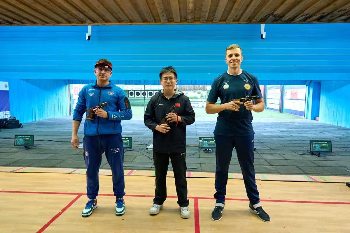 亮眼！中国射击姑娘包揽冠亚军