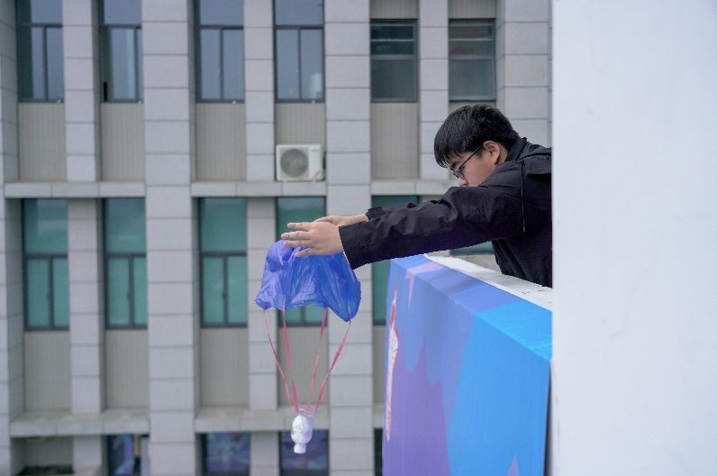 消防救援站里上演“鸡蛋撞地球”？中小学生花式护蛋开启超炫比拼