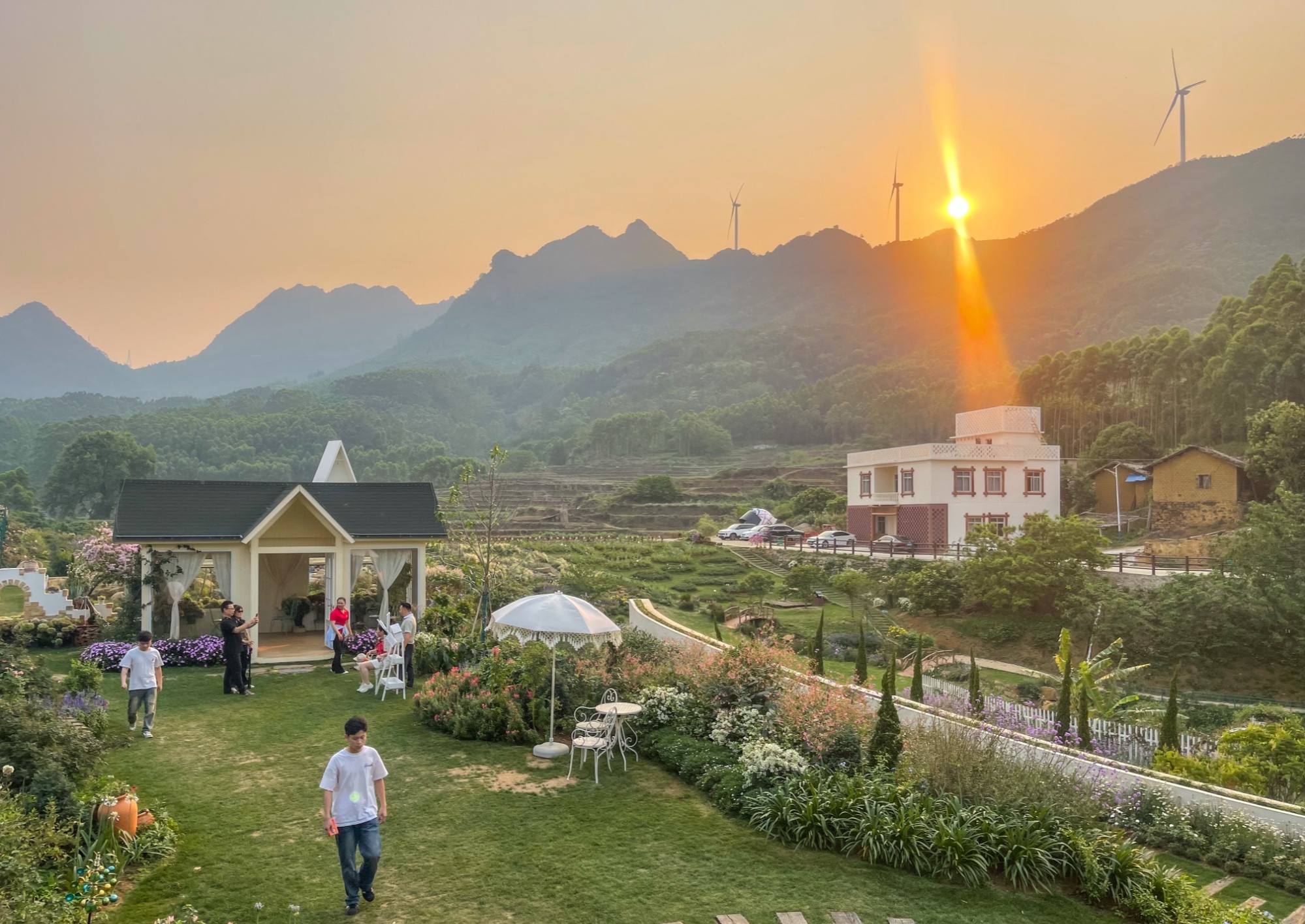 数读中国开局新活力丨游客涨、预订旺 “春日经济”催热八桂消费市场