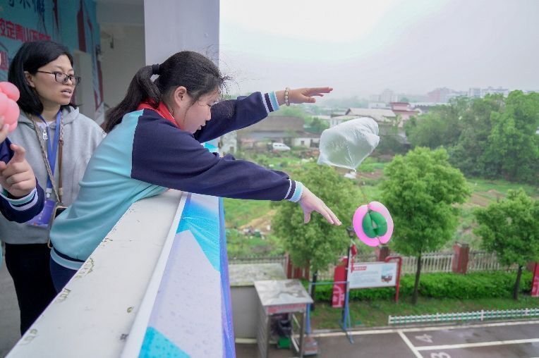 消防救援站里上演“鸡蛋撞地球”？中小学生花式护蛋开启超炫比拼