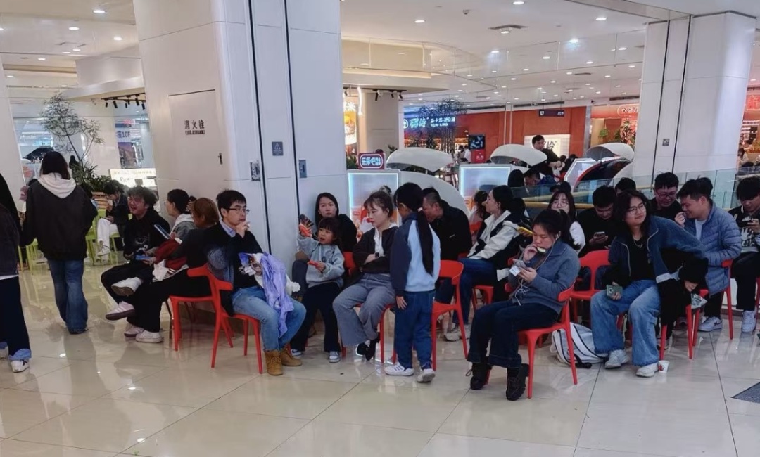 排队100多桌！武汉多个商圈出现，老板很听劝，直播教“怎样吃回本”