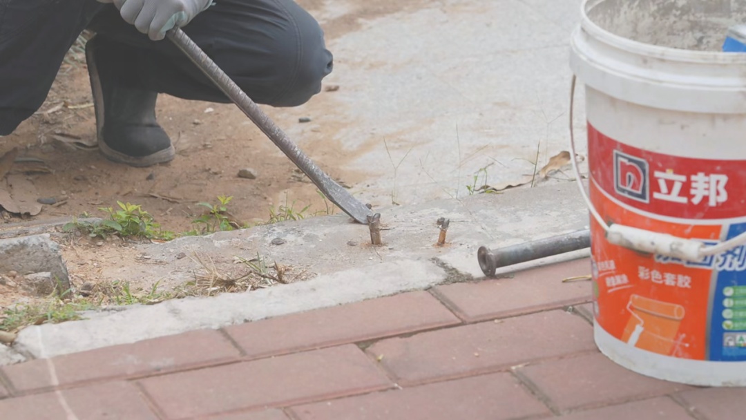 为这座城市弯下腰，三年默默清路障……南宁“拔钉哥”火了！