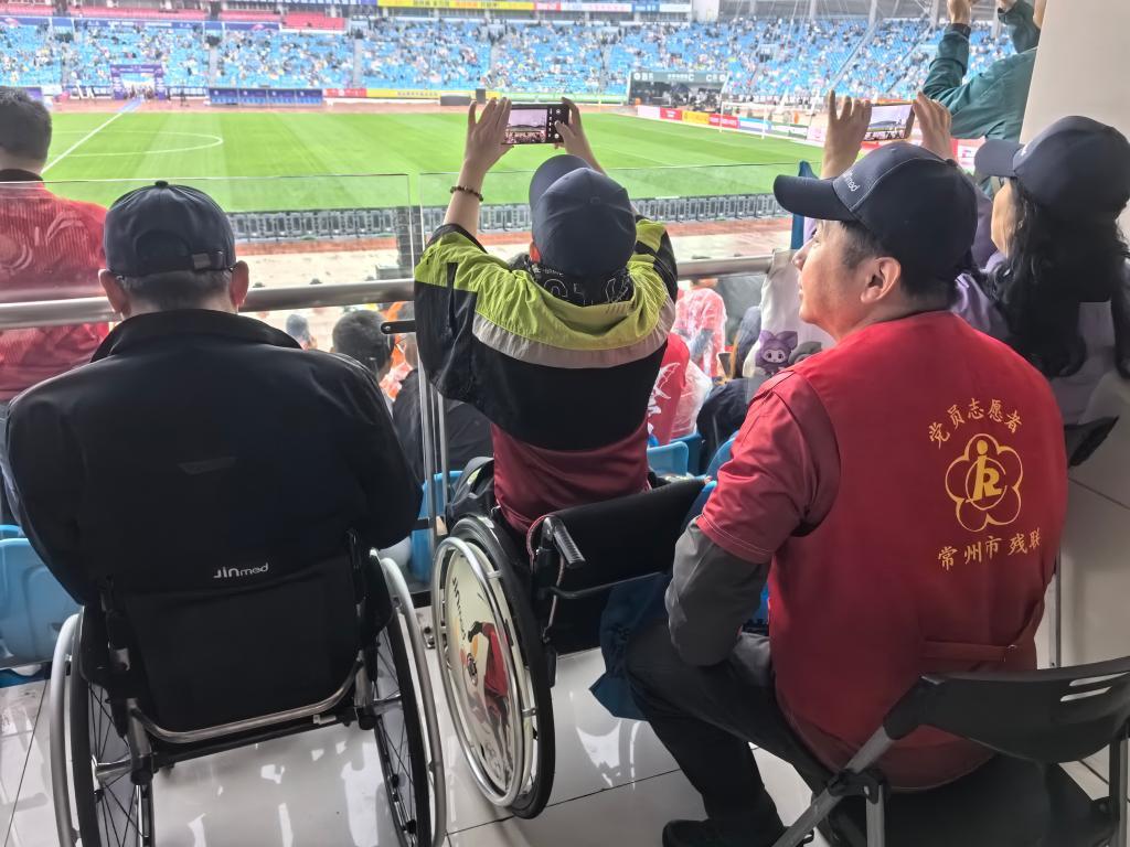 “苏超”揭幕战，“超燃”中涌动一股暖流