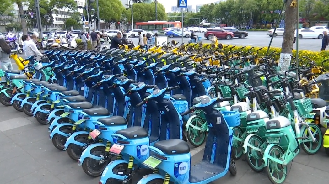 昆明街头出现“新款”共享单车！车身翠绿、不戴头盔骑不走