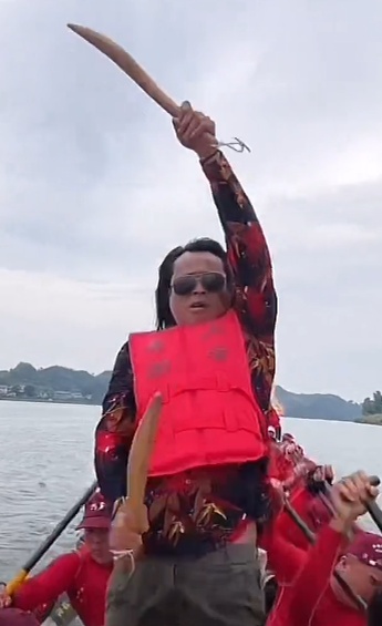 飘逸的头发随着鼓点起伏！麻阳“伍佰”将参加龙超：本身皮肤黑，平时卖猪肉