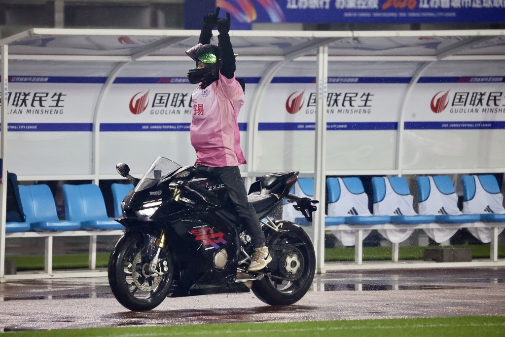 苏超新赛季火爆开幕，场均观赛人数超3万依然一票难求