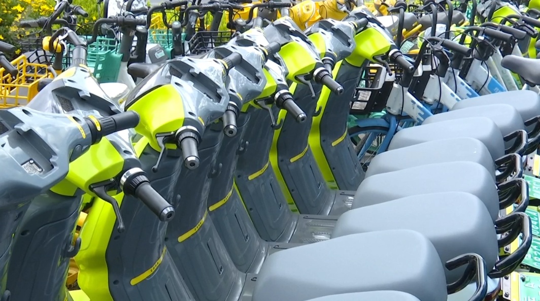 昆明街头出现“新款”共享单车！车身翠绿、不戴头盔骑不走