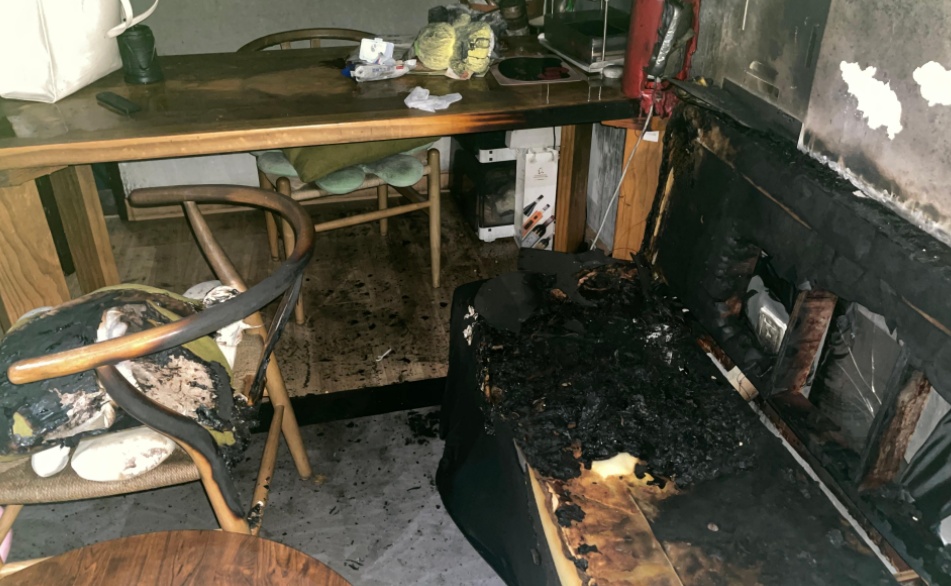 男子睡觉时突然被爆炸声惊醒！不少物品被烧毁，紧急提醒：很多人天天用！