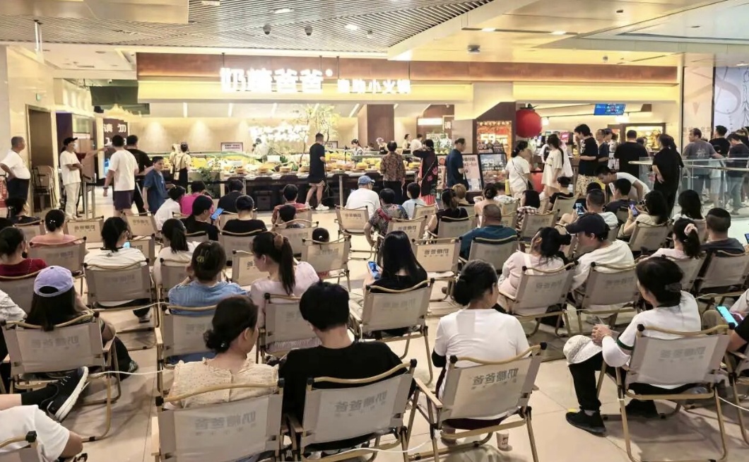 排队100多桌！武汉多个商圈出现，老板很听劝，直播教“怎样吃回本”