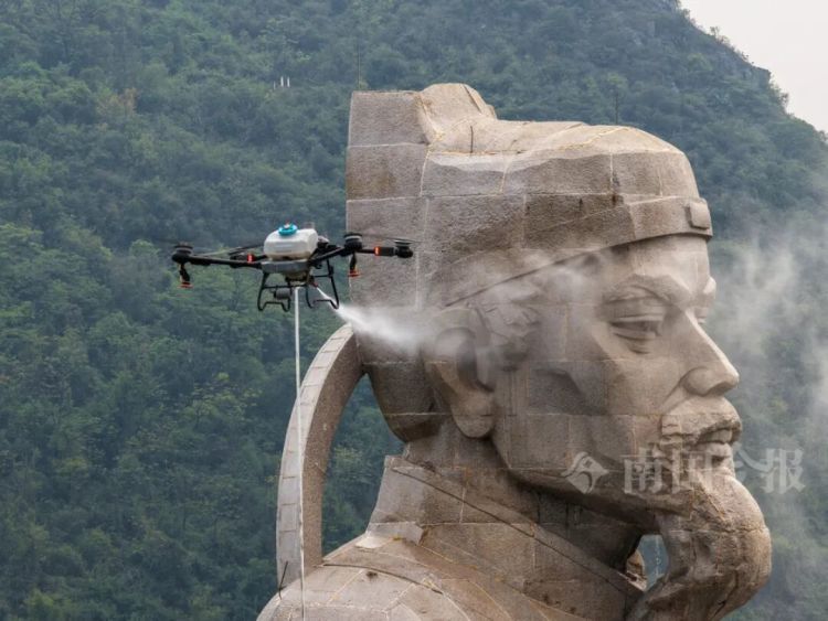 柳宗元雕像右耳内惊现马蜂窝，柳州消防来了个“高空采耳”