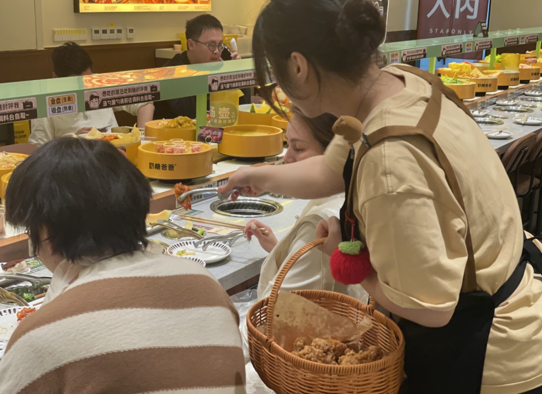 排队100多桌！武汉多个商圈出现，老板很听劝，直播教“怎样吃回本”