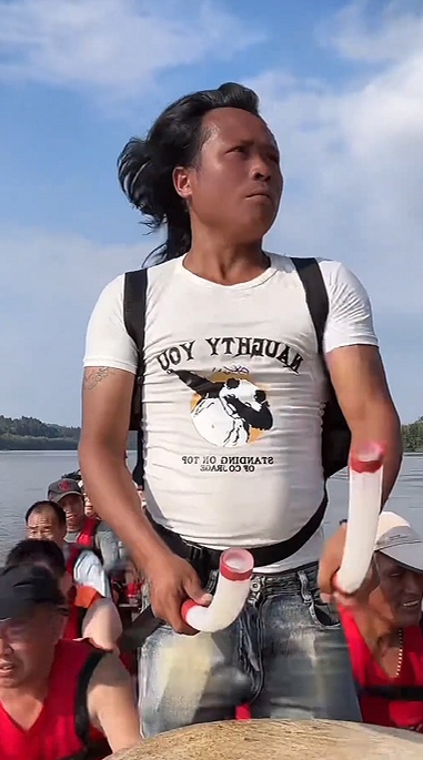 飘逸的头发随着鼓点起伏！麻阳“伍佰”将参加龙超：本身皮肤黑，平时卖猪肉