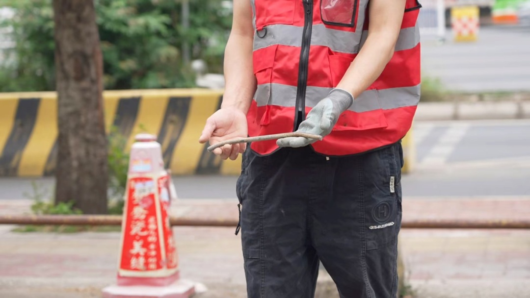 为这座城市弯下腰，三年默默清路障……南宁“拔钉哥”火了！