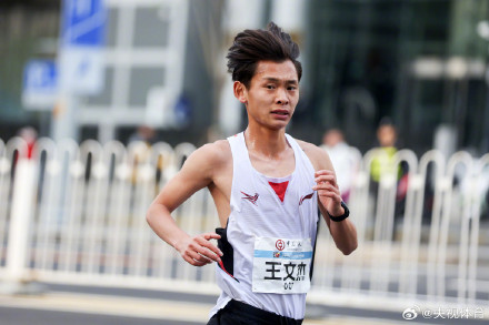 王文杰刷新中国半马纪录