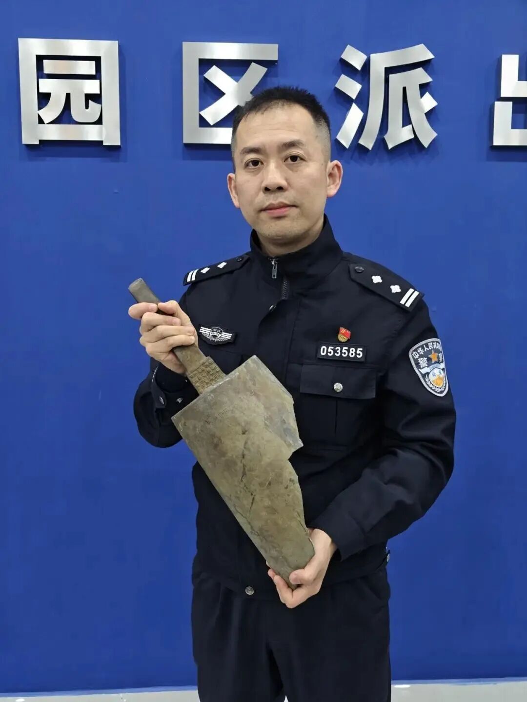 收废品老人捡到一件“铁疙瘩”，果断上交！专家鉴定为句鑃（gōu diào）