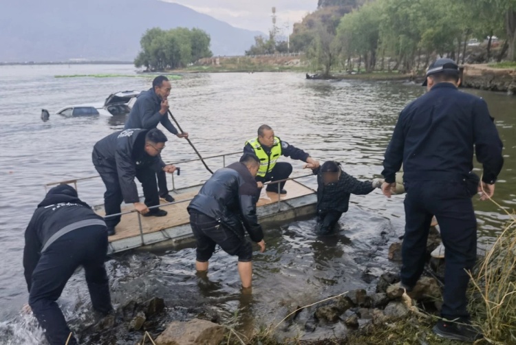 云南大理一车辆不慎坠入洱海，警方：司机已获救