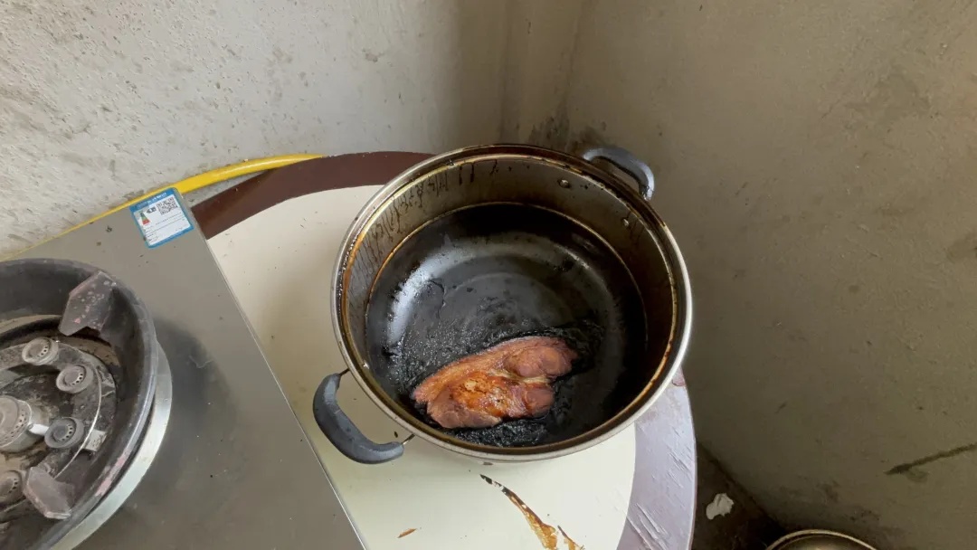 浙江男子炖肉时回房睡着，厨房烟雾弥漫！醒来后懵了：身边都是消防员……