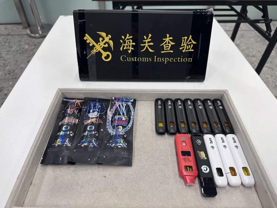 男子眼神躲闪、步伐急促？原来是带“毒烟”过关！