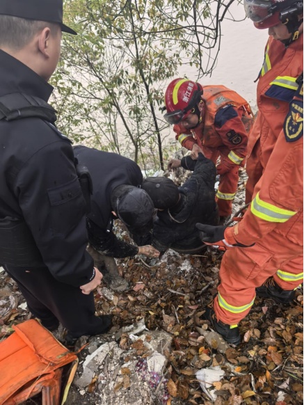 “前浪”“后浪”皆英雄！为退休民警和“00后”新警点赞！