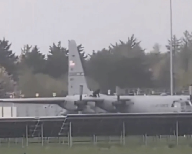 外媒：一男子“持斧”闯入爱尔兰机场砸坏美军运输机，已被警方逮捕