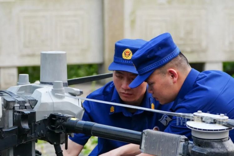 柳宗元雕像右耳内惊现马蜂窝，柳州消防来了个“高空采耳”