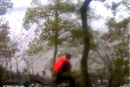 “前浪”“后浪”皆英雄！为退休民警和“00后”新警点赞！