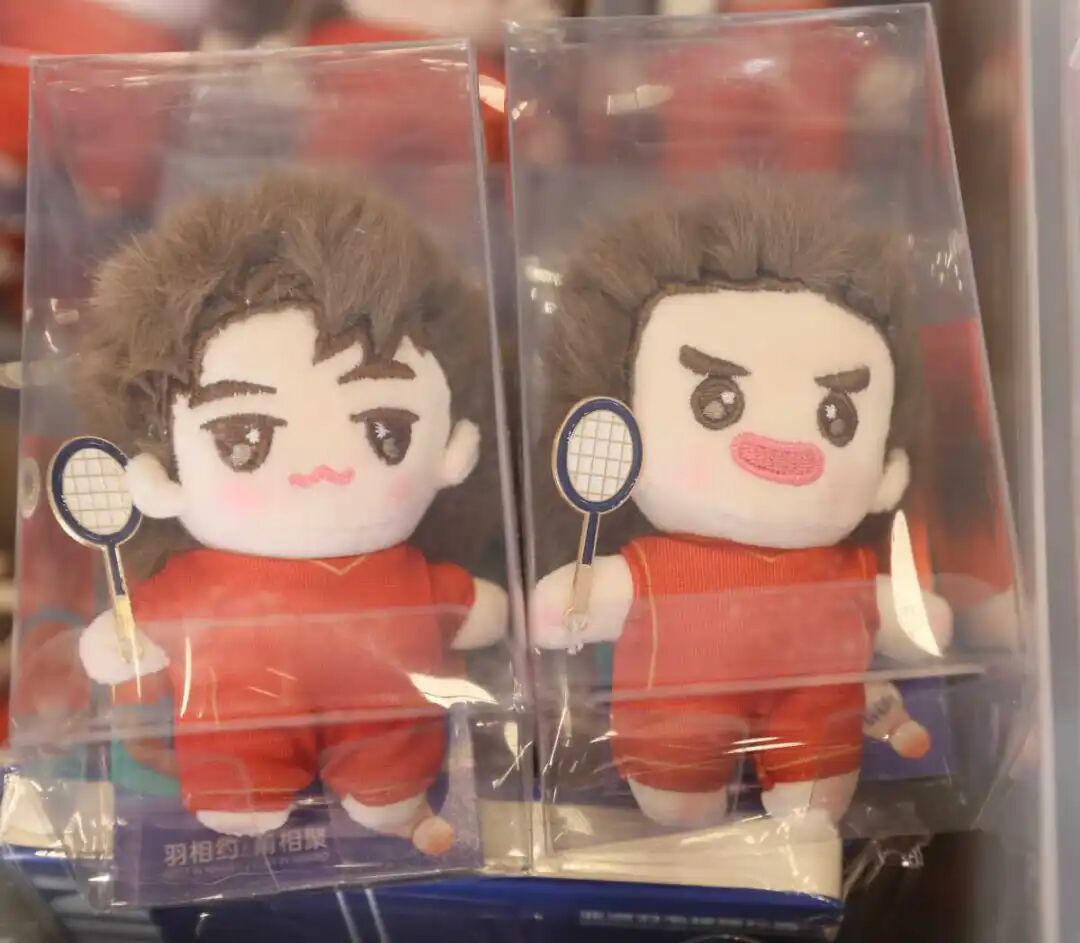 冰箱贴、挂件盲盒卖爆了！羽球亚锦赛带火“赛事+”消费